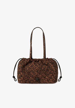 Tassen van stof met luipaardprint, een geraffineerde bovenkant en zwarte leren accenten, voorzien van twee lange handvatten en een trekkoordsluiting.