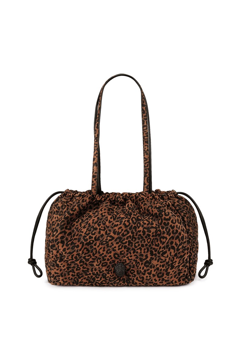 Sac en tissu imprimé léopard avec un haut froncé et des accents en cuir noir, doté de deux longues poignées et d'une fermeture à cordon.