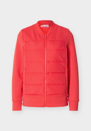 Veste bomber rouge à fermeture éclair avec panneaux avant matelassés, col, poignets et ourlet côtelés. Poches zippées sur les côtés et logo discret de la marque sur la poitrine.