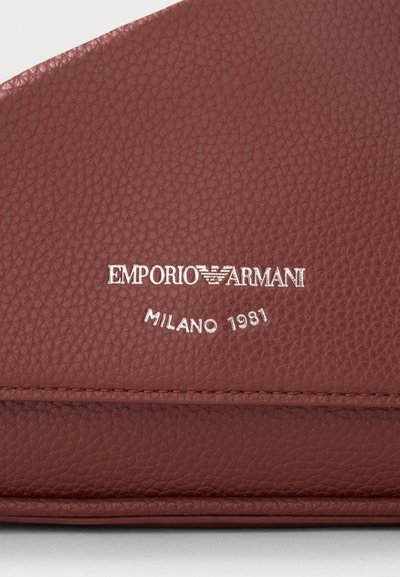 Καφέ υφή δέρματος με λευκό λογότυπο Emporio Armani και ανάγλυφη επιγραφή "Milano 1981".