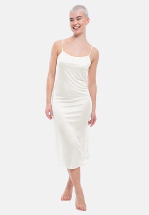 Abito da sera in satin bianco con spalline sottili, caratterizzato da un corpetto aderente e una gonna che scorre delicatamente, design minimalista e texture liscia.