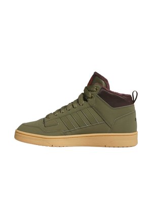 Wysoki sneaker oliwkowy z gumową podeszwą, pasującymi sznurówkami, ciemnym wyściełanym kołnierzem i pętelką przy pięcie, widoczny od zewnętrznej strony.