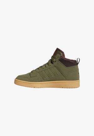 Wysoki sneaker oliwkowy z gumową podeszwą, pasującymi sznurówkami, ciemnym wyściełanym kołnierzem i pętelką przy pięcie, widoczny od zewnętrznej strony.
