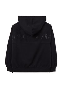Sudadera negra de material suave con capucha y puños elásticos. La parte posterior presenta un diseño de texto brillante en rhinestones.