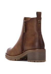 Botín de cuero marrón con cremallera lateral, acabado texturizado, tacón cuadrado resistente y una lengüeta; cuenta con una suela de goma estriada para mayor agarre.