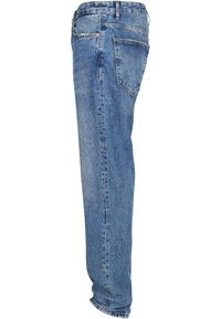 Blå denimjeans med lige ben-design, der har synlige stiklinger, to baglommer og en let falmning i stofstrukturen.
