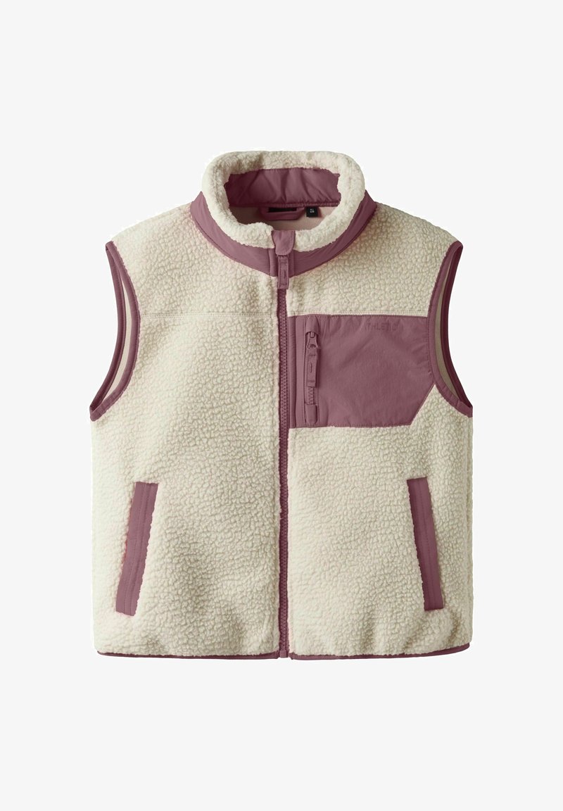 Vestă fără mâneci din fleece, cu material sherpa crem și accente în nuanțe de mov pal, inclusiv un buzunar cu fermoar pe piept și două buzunare laterale.