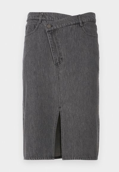 Pilkas džinsinis sijonas su priekine klostele, penkių kišenių dizainu ir sagčių užsegimu. Audinys turi tekstūruotą apdailą ir atsitiktinį įvaizdį.