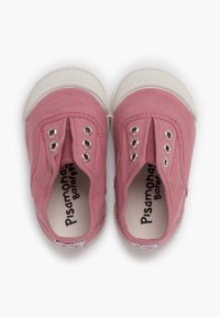 Scarpe slip-on in tela rosa con suole in gomma bianche e dettagli a occhio. L'interno presenta una stampa con logo e un rivestimento morbido e testurizzato.