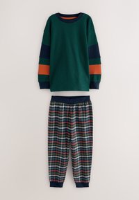 Chemise verte à manches longues avec des manches rayées bleu marine et orange, associée à un pantalon à carreaux vert foncé, rouge, bleu et blanc. Taille élastique.