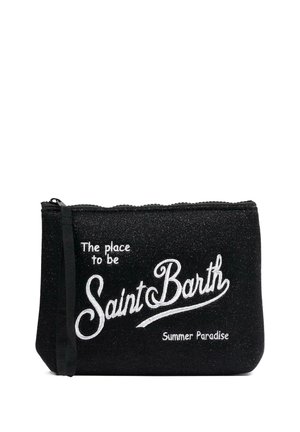 Pochette noire scintillante avec fermeture éclair, texte blanc « The place to be Saint Barth Summer Paradise » et une lanière noire pour le poignet sur le côté gauche.