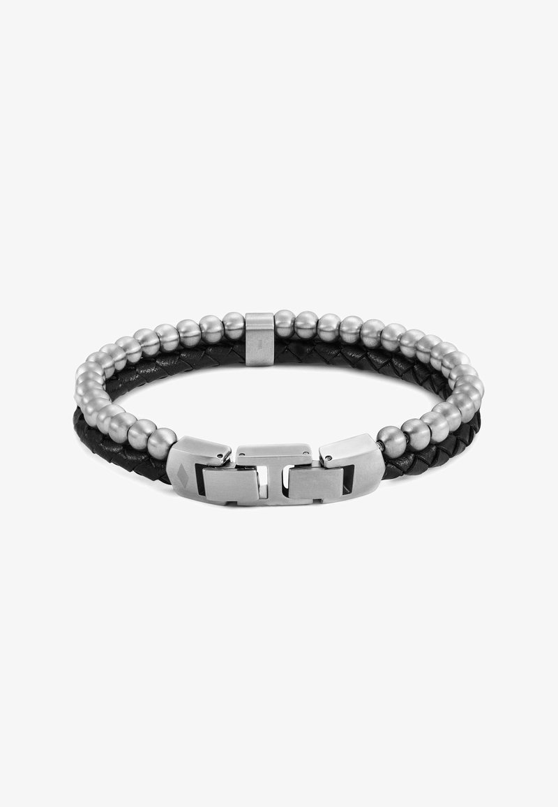 Zwarte gevlochten leren armband met zilveren kralen, met een metalen sluiting en een gladde textuur. Meet ongeveer 1,5 cm in breedte.