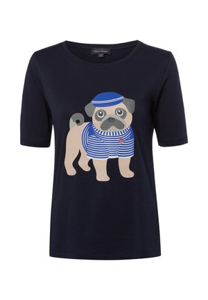 Chemise manches courtes bleu marine avec un carlin dessin animé portant un chapeau de marin bleu et une chemise rayée bleu et blanc avec un détail d'ancre rouge.