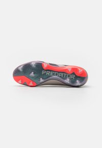 Voetbalschoen zool in grijs met een textuurdesign. Heldere rode noppen en iriserende accenten. "PREDATOR" logo gedrukt in zwart.