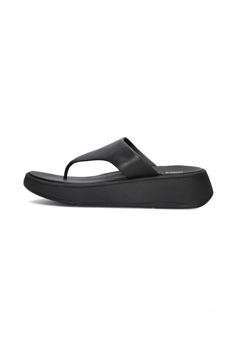 Zwarte flip-flopsandalen met een brede band, een gevormde voetbed en een dikke zool. Gemaakt van leer met een gladde textuur en een minimalistisch ontwerp.