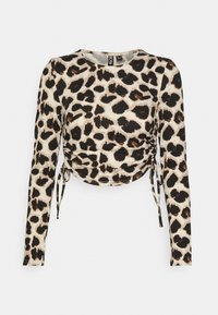 Długi rękaw bluzki z nadrukiem w panterkę w kolorach czarnym, brązowym i beżowym. Materiał jest miękki, z marszczeniami w talii i regulowanymi trokami.
