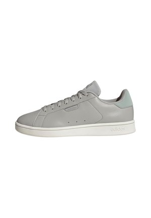 Baskets en cuir Adidas gris clair avec lacets, semelle blanche et détail talon vert menthe, vues de côté extérieur.