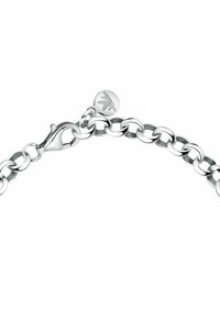 Bracciale in argento a catena con anelli tondi, chiusura a molla e un charm distintivo con design di foglia incisa. Finitura lucida e liscia.