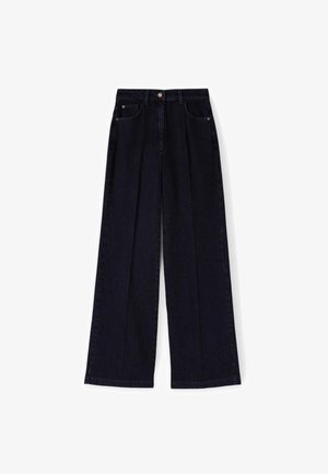 Pantaloni in denim scuro a gamba larga con vita alta, dotati di tasche frontali e una piega centrale per una struttura accentuata.