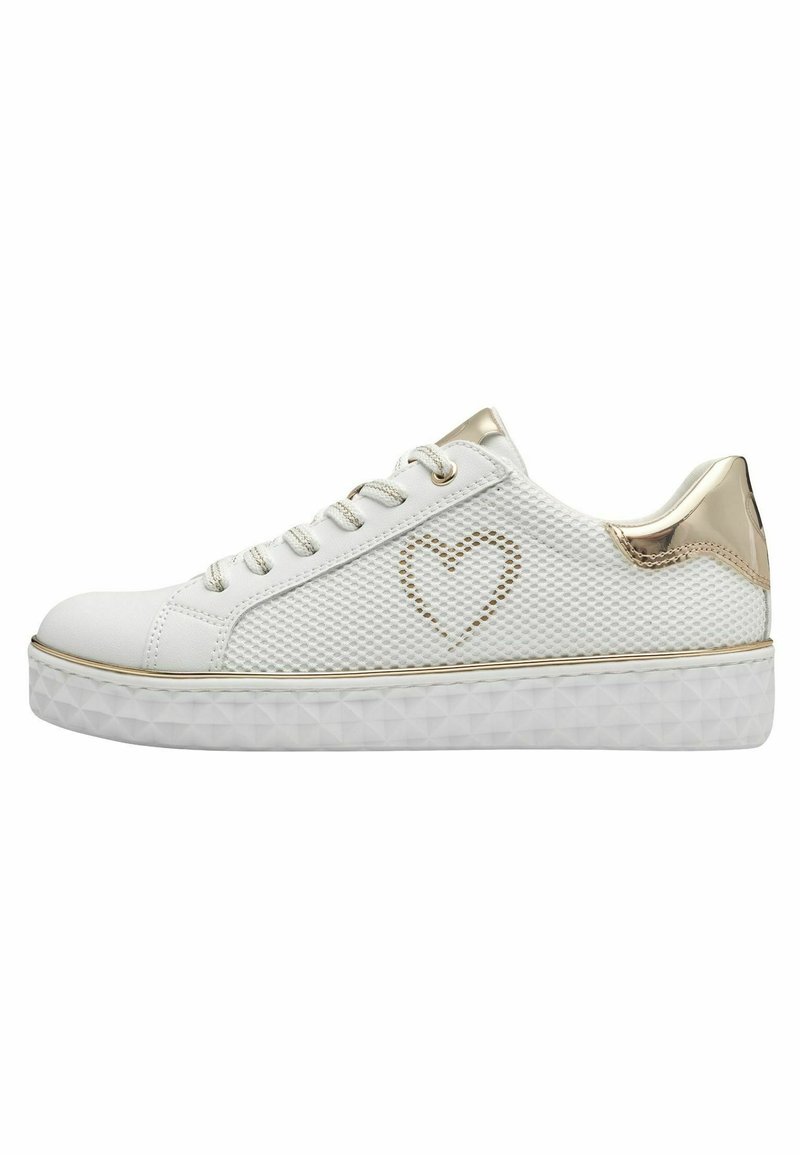 Sneaker bianco in rete con accenti dorati e motivo a cuori. Presenta una suola a piattaforma testurizzata e una punta arrotondata. Design con lacci e dettagli metallici.