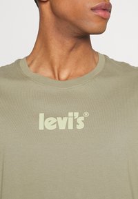 Levi's® SS RELAXED FIT TEE - T-shirt estampada - olive
