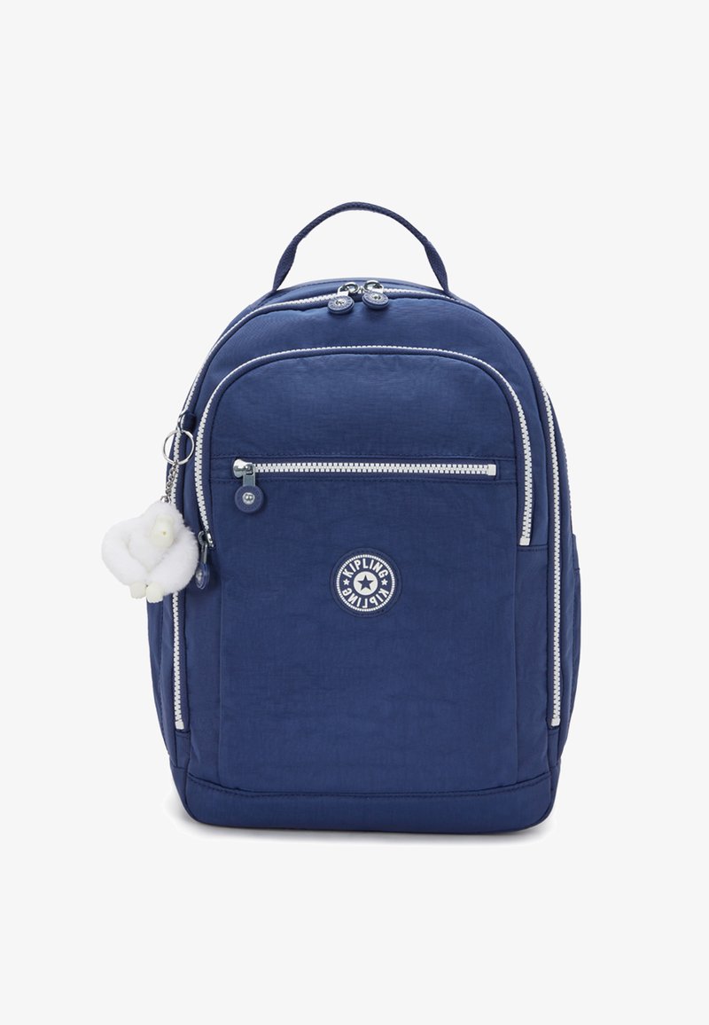 Mochila azul marino hecha de tela resistente, que cuenta con un bolsillo delantero con cremallera, logotipo bordado y un llavero blanco peludo como adorno.