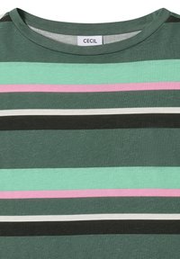 Chemise à rayures vertes avec des rayures horizontales alternées en vert menthe, rose, blanc et noir, dotée d'un col rond et d'une étiquette de marque "CECIL".