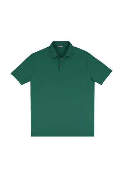 Polo verde realizzato in tessuto con una texture liscia. Caratterizzato da un colletto classico, maniche corte e tre bottoni al collo.