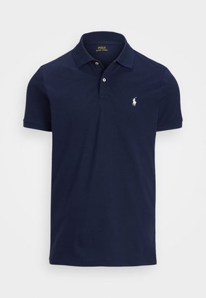 Granatowa koszulka polo z krótkim rękawem, kołnierzykiem i dwoma guzikami, z małym białym haftowanym logo Polo Ralph Lauren na piersi.