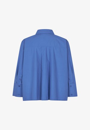 Niebieska, zapinana na guziki koszula z długim rękawem, z plisą z tyłu i klasycznym kołnierzykiem. Gładki, lekki materiał i wyraźny krój.