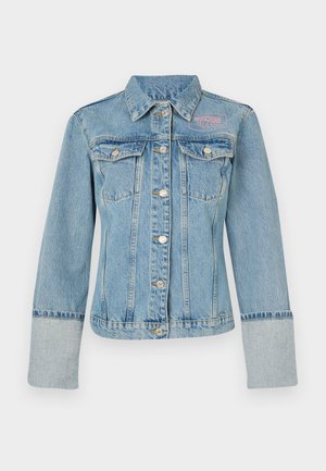 Gai zilo džinsu jaka ar garām piedurknēm, klasisku apkakli, pogu priekšpusi, divām krūšu kabatām un rozā logo kreisajā pusē.