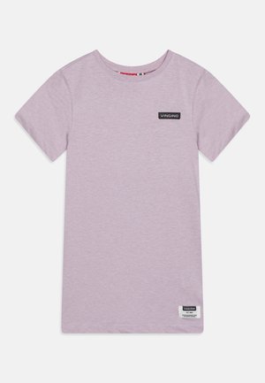 Lyse lilla kortærmet bomuld T-shirt med rund halsudskæring og to små sorte Vingino mærker på bryst og nederste kant.