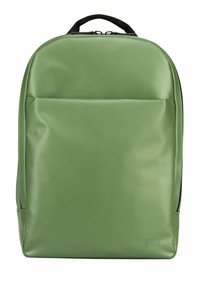 Sac à dos vert fabriqué en matériau texturé, doté d'une poche avant, d'une fermeture zippée et d'une poignée supérieure. Fini lisse avec un subtil détail de logo.