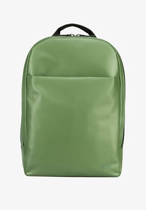 Sac à dos vert fabriqué en matériau texturé, doté d'une poche avant, d'une fermeture zippée et d'une poignée supérieure. Fini lisse avec un subtil détail de logo.