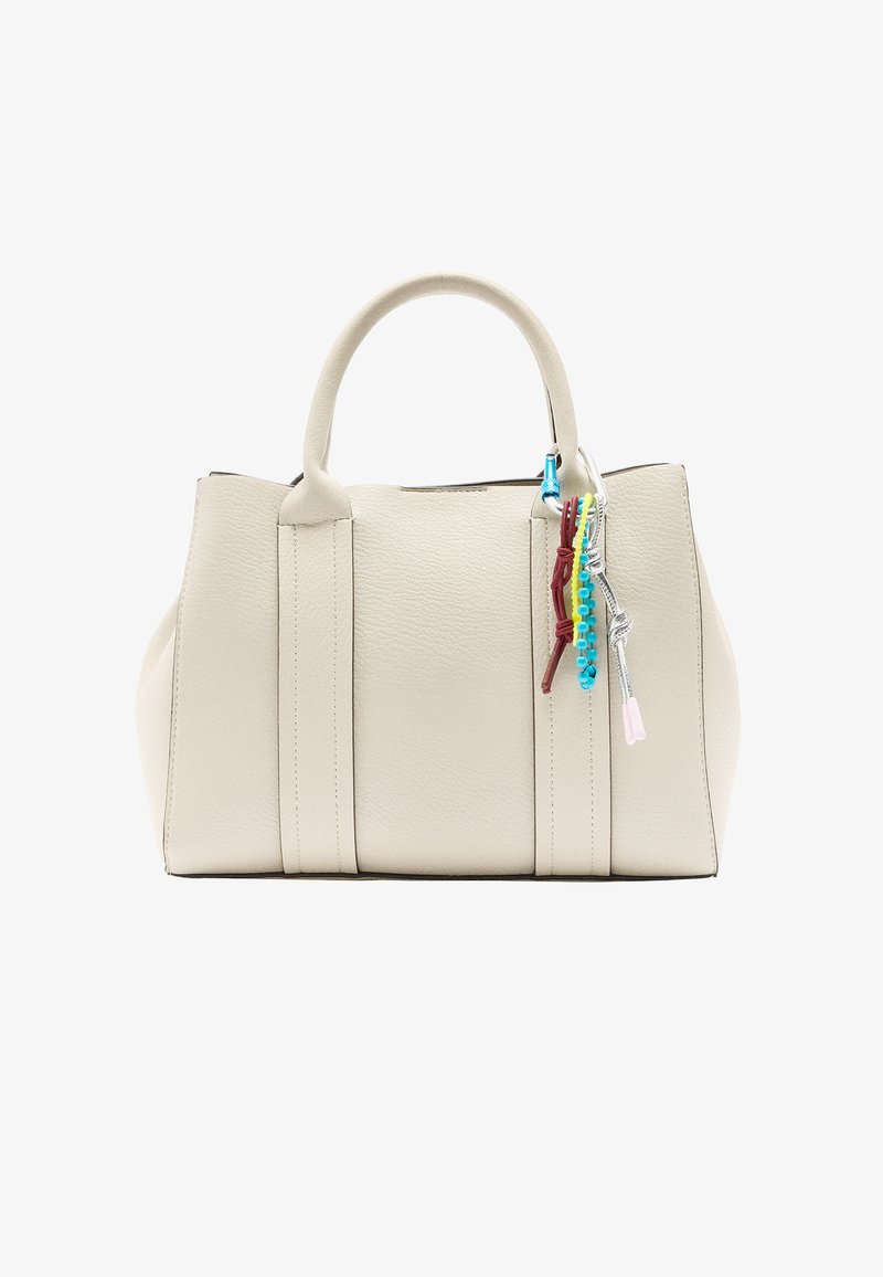 Kremowa skórzana torebka z dwoma okrągłymi uchwytami, trzema pionowymi szwami oraz dekoracyjnym charms'em z kolorowymi koralikami i sznurkami.