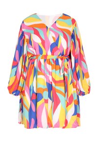 Rochie colorată și fluidă, cu design înfășurat, mâneci lungi tip balon și centură legată. Modelul constă în forme curbe îndrăznețe, în nuanțe de roz, albastru și galben.