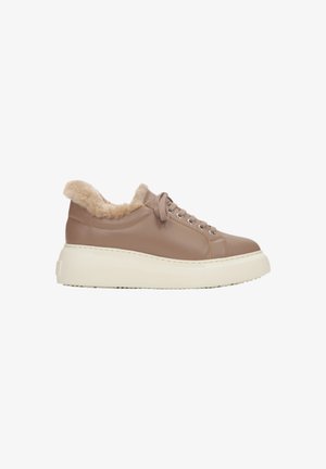 Braune Leder-Sneaker mit plüschigem Futter, weißer Plateausohle und silbernen Ösen. Verfügt über runde Schnürsenkel und eine glatte Textur.