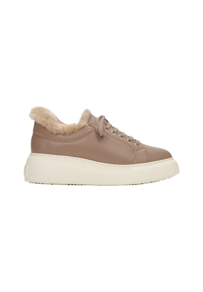 Bruine leren sneakers met een pluizige bontvoering, een witte platformzool en zilveren oogjes. Beschikt over ronde veters en een gladde textuur.