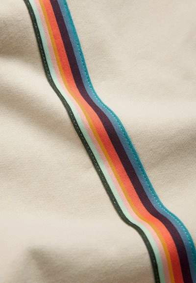 Tessuto di cotone beige con una striscia centrale multicolore con accenti arancioni, viola, verdi e blu, texture liscia e leggero luccichio.