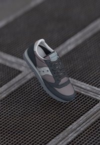 Unselected, dark grey/grey