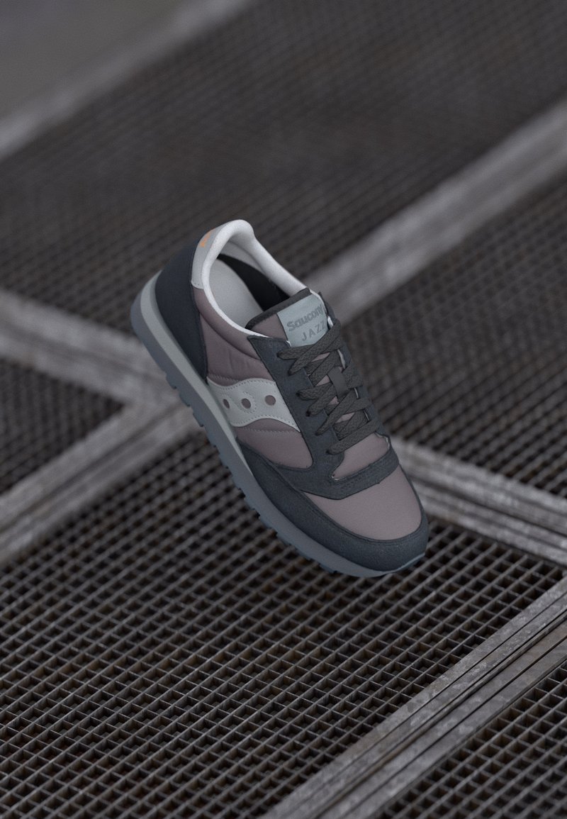 Tenis gri și negru cu un material texturat, având un logo alb, șireturi rotunde și o talpă căptușită. Elemente din piele întoarsă și nailon.