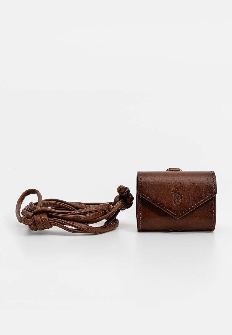 Portafoglio in pelle marrone con chiusura a pattina, cuciture decorative e una tracolla in pelle annodata. Presenta un logo impresso sul davanti.