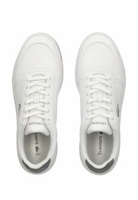 Sneakers bianchi in pelle liscia, con punta rotonda, design con lacci e un logo argentato sul lato. Accenti grigio chiaro sul tallone.