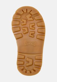 Skosål med dybe mønstre, tan gummimateriale, "CAMPER" logo prægede i midten og størrelsesnummer 21 nær hælen.
