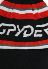 Zwarte gebreide beanie met rode, grijze en witte horizontale strepen en het "SPYDER"-logo in het wit aan de voorkant. Zachte textuur, taps toelopend ontwerp.