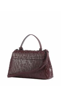 Borsa in pelle color bordeaux con motivo logo in rilievo, forma strutturata, doppi manici e tracolla regolabile. Finitura testurizzata.