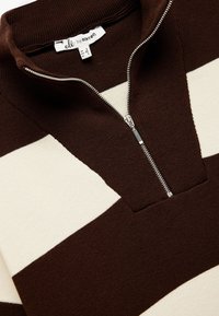 Braun- und cremefarbener gestreifter Pullover mit Reißverschlusskragen, aus weichem Strickstoff gefertigt. Verfügt über ein sportliches Design und einen bequemen Stoff.