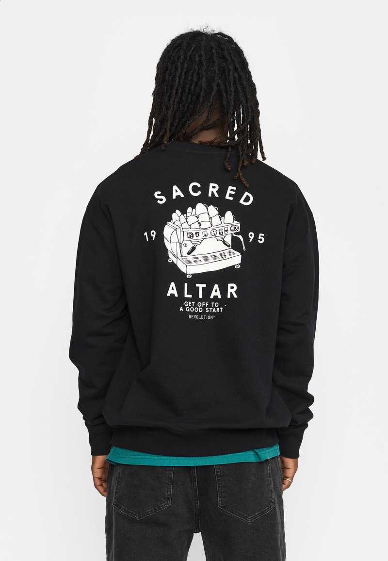 Zwarte sweatshirt met een witte grafiek van een vintage espressomachine op de achterkant, met de tekst "SACRED ALTAR 1995" en aanvullende zinnen.
