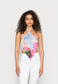 Top halter com padrão floral brilhante, em forma triangular, apresentando rosas cor-de-rosa sobre um fundo azul, feito de tecido leve.