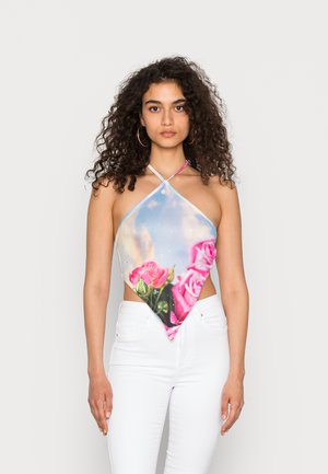 Top halter com padrão floral brilhante, em forma triangular, apresentando rosas cor-de-rosa sobre um fundo azul, feito de tecido leve.